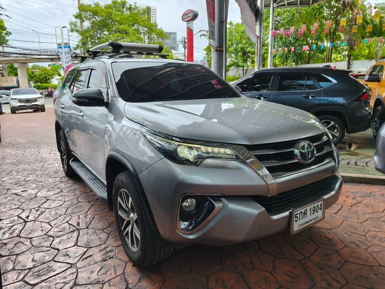 รถ Toyota Fortuner 2.8 V 4WD สี บรอนซ์เงิน