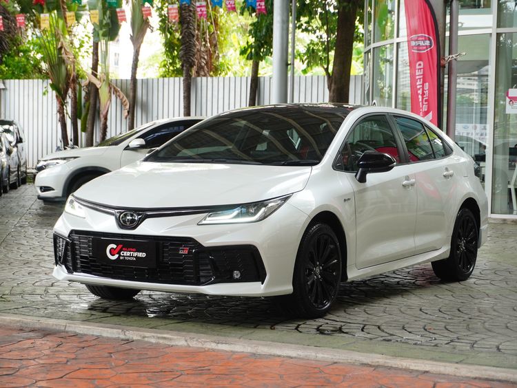 รถ Toyota Altis 1.8 Hybrid GR Sport สี ขาว