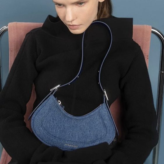 👜 CHARLES & KEITH Petra Denim Curved Shoulder Bag รูปที่ 5