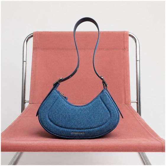 👜 CHARLES & KEITH Petra Denim Curved Shoulder Bag รูปที่ 2