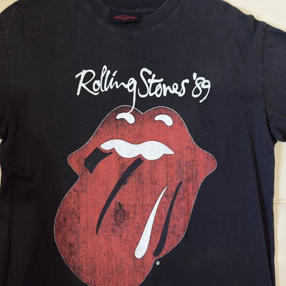 เสื้อวงThe Rolling Stones ลาย The North American Tour ปี 1989 สีดำฟอก ลิขสิทธิ์แท้จากแบรนด์ Cotton On รูปที่ 3