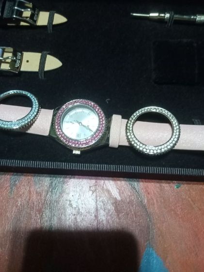 Folli Follie Changeable Bezel & Strap Watch ซึ่งเป็นนาฬิกาข้อมือผู้หญิงสัญชาติกรีซสไตล์แฟชั่น BE FORWARD Store จุดเด่นของรุ่นนี้คือสามารถถอดเปลี่ยนขอบหน้าปัด (Bezel) รูปที่ 14