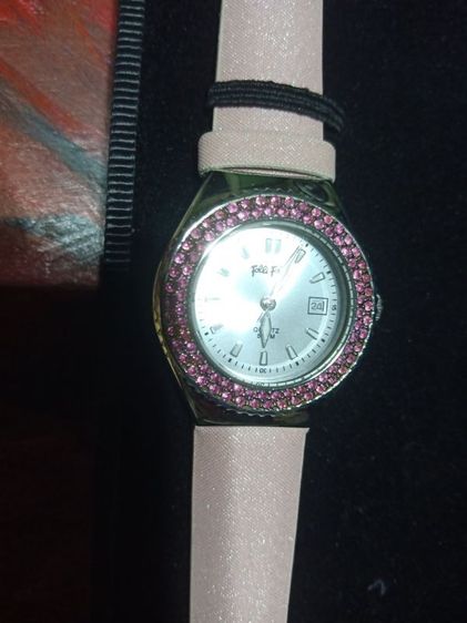 Folli Follie Changeable Bezel & Strap Watch ซึ่งเป็นนาฬิกาข้อมือผู้หญิงสัญชาติกรีซสไตล์แฟชั่น BE FORWARD Store จุดเด่นของรุ่นนี้คือสามารถถอดเปลี่ยนขอบหน้าปัด (Bezel) รูปที่ 4