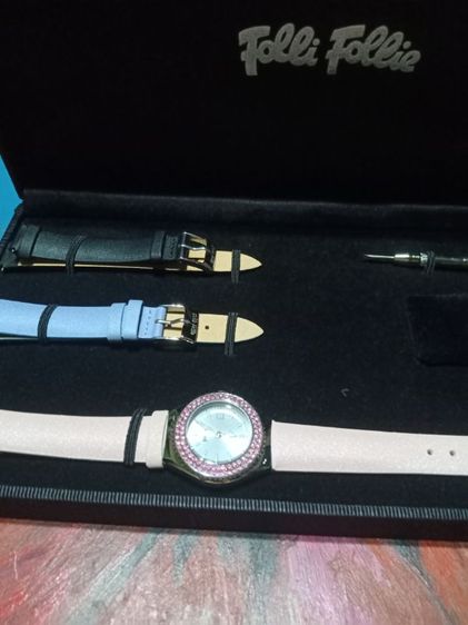 Folli Follie Changeable Bezel & Strap Watch ซึ่งเป็นนาฬิกาข้อมือผู้หญิงสัญชาติกรีซสไตล์แฟชั่น BE FORWARD Store จุดเด่นของรุ่นนี้คือสามารถถอดเปลี่ยนขอบหน้าปัด (Bezel) รูปที่ 6