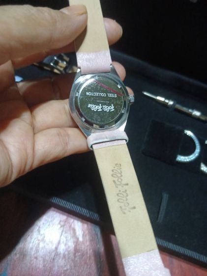 Folli Follie Changeable Bezel & Strap Watch ซึ่งเป็นนาฬิกาข้อมือผู้หญิงสัญชาติกรีซสไตล์แฟชั่น BE FORWARD Store จุดเด่นของรุ่นนี้คือสามารถถอดเปลี่ยนขอบหน้าปัด (Bezel) รูปที่ 10