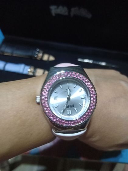 Folli Follie Changeable Bezel & Strap Watch ซึ่งเป็นนาฬิกาข้อมือผู้หญิงสัญชาติกรีซสไตล์แฟชั่น BE FORWARD Store จุดเด่นของรุ่นนี้คือสามารถถอดเปลี่ยนขอบหน้าปัด (Bezel) รูปที่ 8