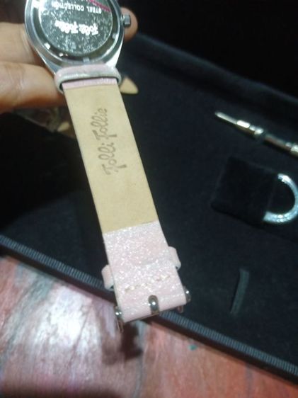 Folli Follie Changeable Bezel & Strap Watch ซึ่งเป็นนาฬิกาข้อมือผู้หญิงสัญชาติกรีซสไตล์แฟชั่น BE FORWARD Store จุดเด่นของรุ่นนี้คือสามารถถอดเปลี่ยนขอบหน้าปัด (Bezel) รูปที่ 11