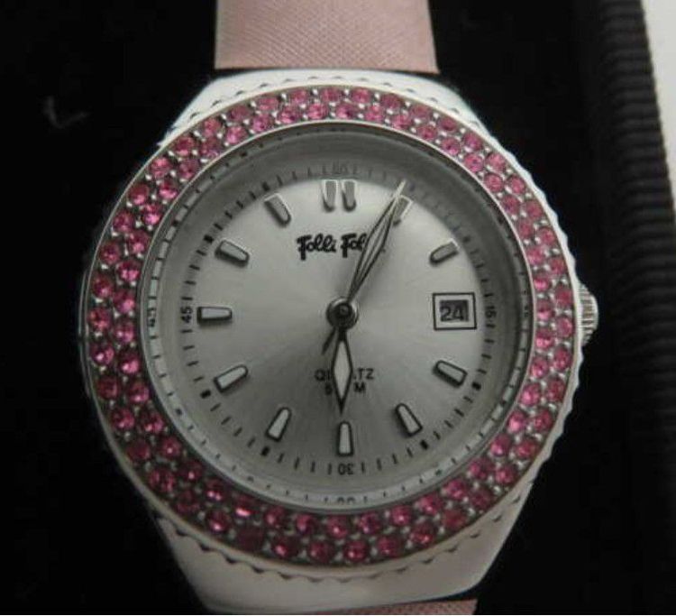 อื่นๆ ชมพู Folli Follie Changeable Bezel & Strap Watch ซึ่งเป็นนาฬิกาข้อมือผู้หญิงสัญชาติกรีซสไตล์แฟชั่น BE FORWARD Store จุดเด่นของรุ่นนี้คือสามารถถอดเปลี่ยนขอบหน้าปัด (Bezel)