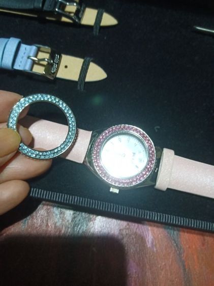 Folli Follie Changeable Bezel & Strap Watch ซึ่งเป็นนาฬิกาข้อมือผู้หญิงสัญชาติกรีซสไตล์แฟชั่น BE FORWARD Store จุดเด่นของรุ่นนี้คือสามารถถอดเปลี่ยนขอบหน้าปัด (Bezel) รูปที่ 13