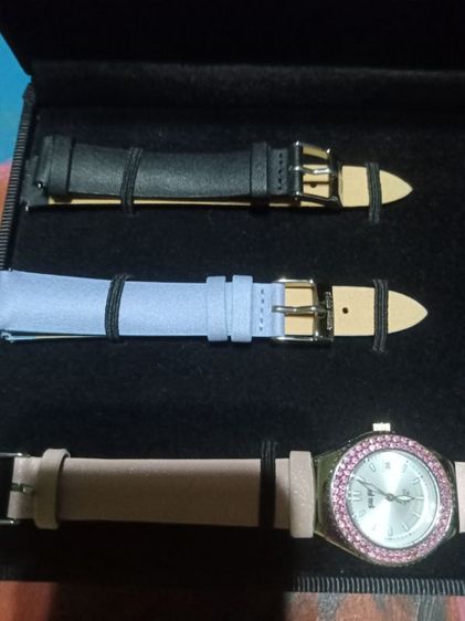 Folli Follie Changeable Bezel & Strap Watch ซึ่งเป็นนาฬิกาข้อมือผู้หญิงสัญชาติกรีซสไตล์แฟชั่น BE FORWARD Store จุดเด่นของรุ่นนี้คือสามารถถอดเปลี่ยนขอบหน้าปัด (Bezel) รูปที่ 5