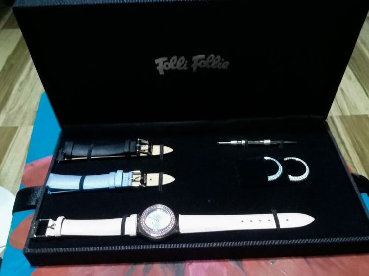 Folli Follie Changeable Bezel & Strap Watch ซึ่งเป็นนาฬิกาข้อมือผู้หญิงสัญชาติกรีซสไตล์แฟชั่น BE FORWARD Store จุดเด่นของรุ่นนี้คือสามารถถอดเปลี่ยนขอบหน้าปัด (Bezel) รูปที่ 3