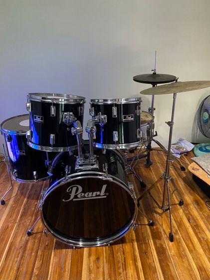 ขาย กลองชุด Pearl made in Japan สภาพใหม่ พร้อมตี ตามรูปภาพ ราคา16,000บ สอบถามรายละเอียดได้ที่ 081-0437562 ครูหนิม