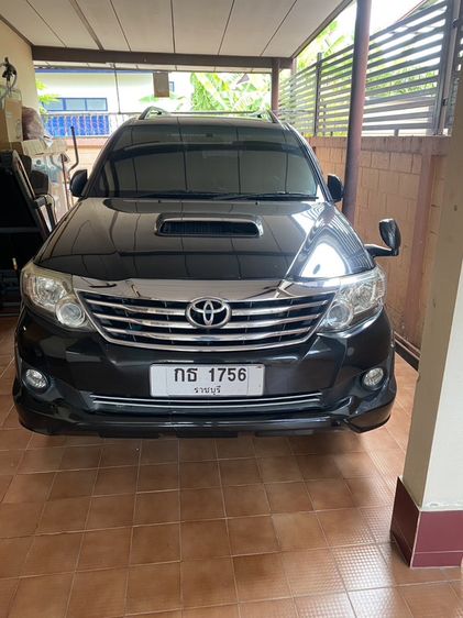 รถ Toyota Fortuner 3.0 V สี ดำ
