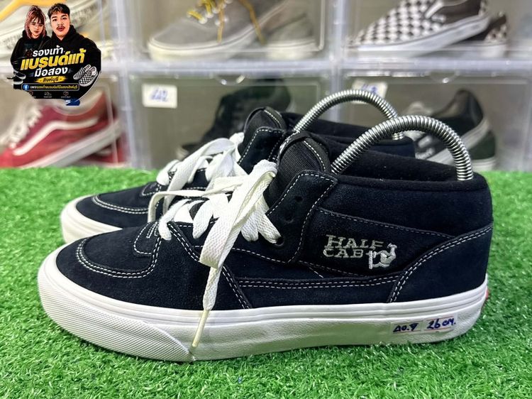 Vans Half Cab สีดำวัสดุหนังกลับทรงมิดท็อป โดดเด่นด้วยป้ายโลโก้ข้อความ "Half Cab" และรูป Steve Caballero ด้านข้าง