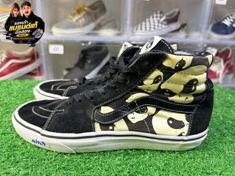 Vans SK8-Hi "Alien Ghosts" (Black/True White) รหัสสินค้า VN0A4BV6TB1ดีไซน์เด่น: ตัวรองเท้าหุ้มข้อสีดำแต่งวัสดุหนังกลับ (Suede) สลับผ้าแคนวาส โดดเด่นด้วยลายกราฟิกหน้