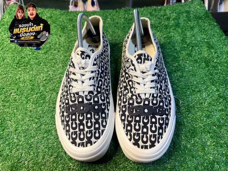 อื่นๆ อื่นๆ UK 9 | EU 43 1/3 | US 9.5 อื่นๆ รองเท้าผ้าใบ Comme des Garçons x Vans OG Authentic LX "CDG Print" คู่นี้โดดเด่นด้วยลายพิมพ์โลโก้ CDG สีดำสลับขาวทั่วทั้งอัปเปอร์ผ้าแคนวาสดีไซน์: ลายอักษร CDG วนซ้ำกันแ