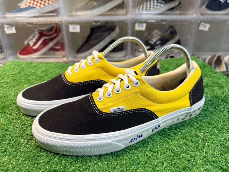 อื่นๆ รองเท้าผ้าใบ อื่นๆ UK 9 | EU 43 1/3 | US 9.5 Vans Era (โทนสี Black/Yellow) รองเท้าสเก็ตบอร์ดคลาสสิกขอบนวมดีไซน์และการออกแบบ:ส่วนหน้าและลิ้นรองเท้าทำจากผ้าแคนวาสสีดำตัดกับด้านข้างและส้นรองเท้าสีเหลืองสดใสพื้นรองเ