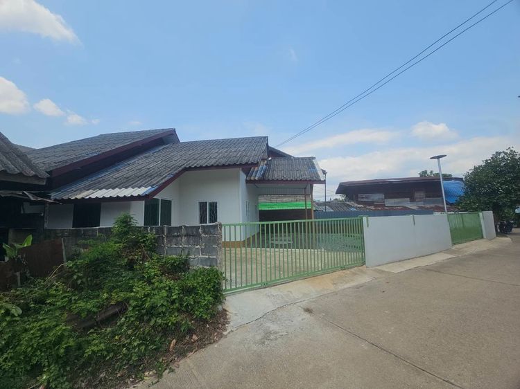 บ้านเดียว 64 ตรว ปรับปรุงใหม่วางระบบระบายน้ำรอบบ้านอย่างดี มีปั๊มน้ำ แต่ยังไม่ได้เข้าอยู่ น้ำไฟพร้อม หลังวัดรีนิมิต บ้านแก้ง เงียบสงบน่าอยู่