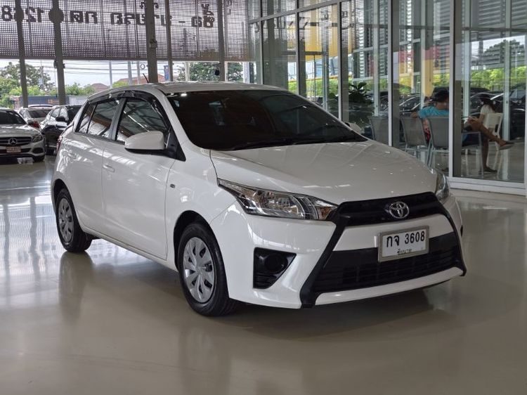 รถ Toyota Yaris 1.2 J สี ขาว