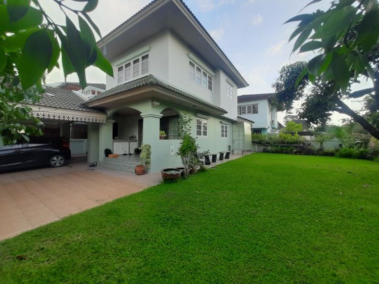 บ้านเดี่ยว2ชั้น หัวมุมถนนใกล้สโมสรสระว่ายน้ำ