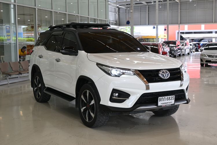 Toyota Fortuner 2019 2.8 TRD Sportivo Utility-car ดีเซล ไม่ติดแก๊ส เกียร์อัตโนมัติ ขาว