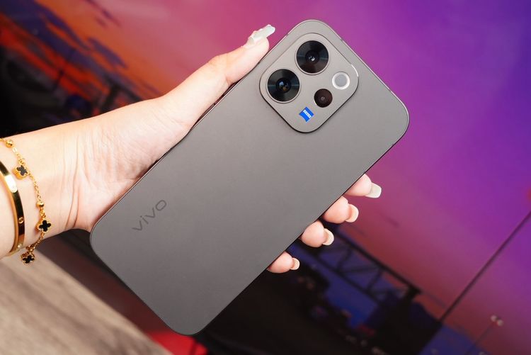 สมาร์ทโฟน vivo V70 8+256GB Authentic Black (5G) รูปที่ 2