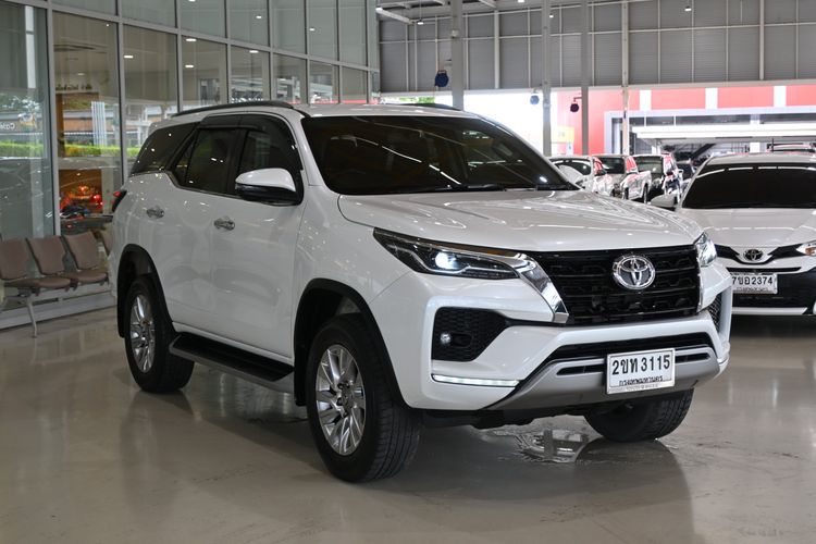 Toyota Fortuner 2021 2.4 V Utility-car ดีเซล ไม่ติดแก๊ส เกียร์อัตโนมัติ ขาว