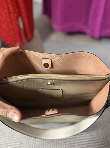 กระเป๋าสะพายข้างทรงบักเก็ตจาก [Coach Mollie Bucket Bag] รูปที่ 4
