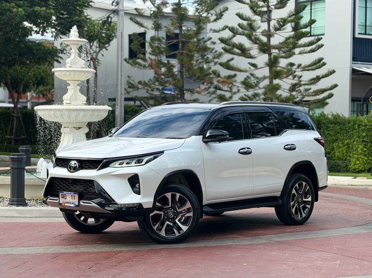 รถ Toyota Fortuner 2.4 Legender สี ขาว