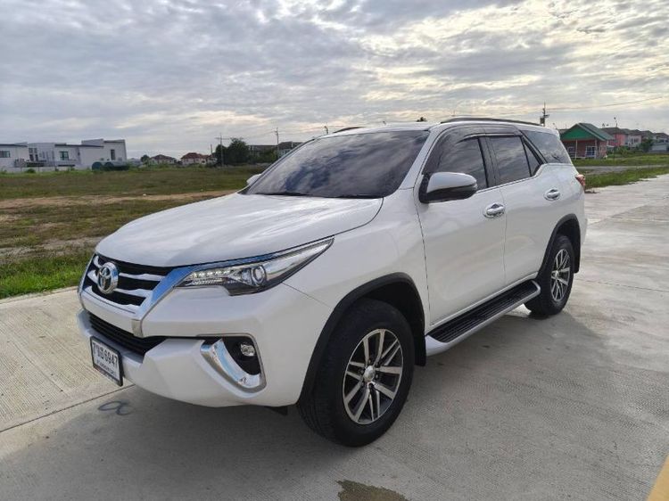 รถ Toyota Fortuner 2.4 V สี ขาว