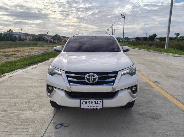 รถ Toyota Fortuner 2.4 V สี ขาว