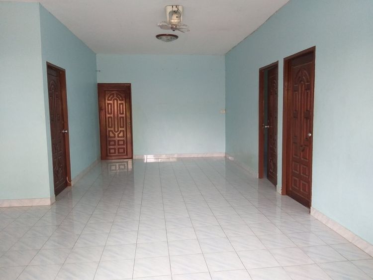 ขายบ้านเดี่ยว 3 ห้องนอน 2 ห้องน้ำ พร้อมอาคารเช่า 5 ห้อง ทำเลเมืองสุรินทร์ ใกล้โรงพยาบาล มหาวิทยาลัย ศาลากลางใหม่ ราคา 4 ล้านบาท ค่าโอนคนละครึ่ง รูปที่ 2