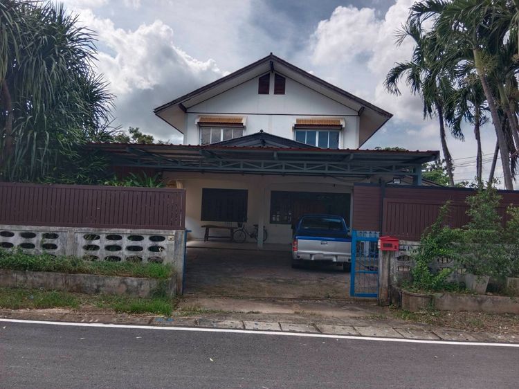 เจ้าของขายเอง  บ้าน 2 ชั้น ทำเลดีในตัวเมืองมุกดาหาร ใกล้หอแก้ว  ตะวันแดง  ร.ร.ชุมชนศรีบุญเรือง ใกล้ถนน 4 เลน  สี่แยกไฟแดง เดินทางสะดวก 