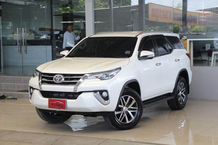 รถ Toyota Fortuner 2.4 V สี ขาว