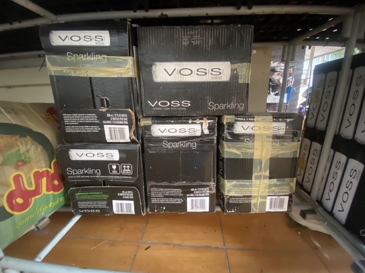 อื่นๆ ส่งต่อ] ขวดแก้วเปล่า VOSS ทรงสวย สภาพกริบ มีฝาครบ 🍾✨