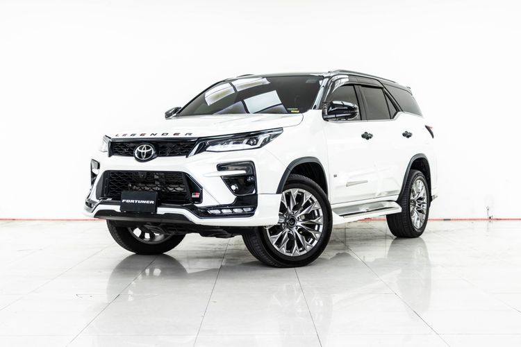 รถ Toyota Fortuner 2.8 Legender Black Top สี ขาว
