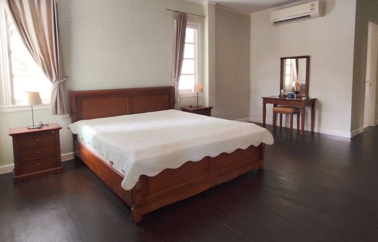เตียง King size สไตล์วินเทจ พร้อมฟูก โต๊ะแต่งหน้า และโต๊ะหัวเตียงอีก 2 ตัว