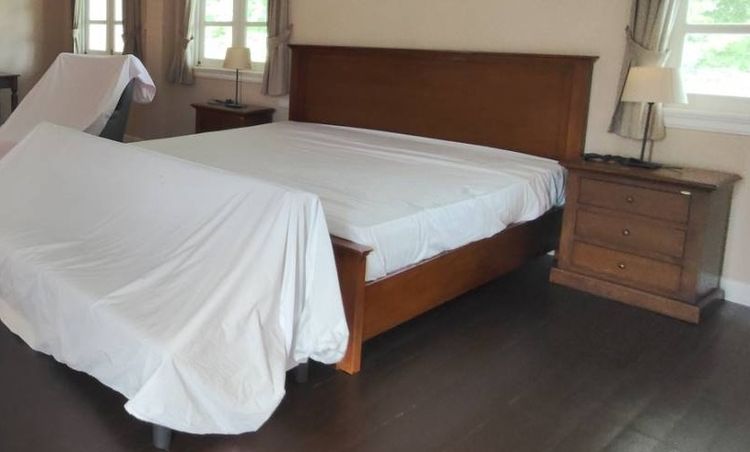 เตียง King size พร้อมโต๊ะหัวเตียง 2 ตัว 