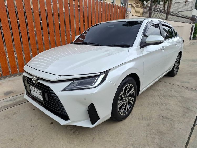 รถ Toyota Yaris ATIV 1.2 Premium สี ขาว