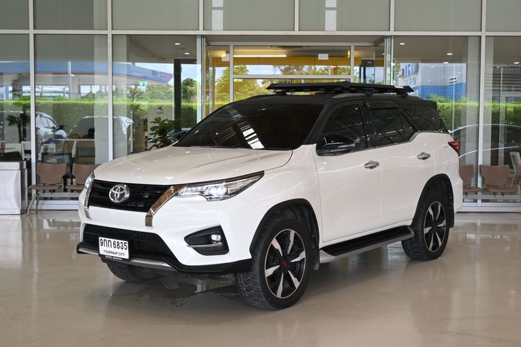รถ Toyota Fortuner 2.8 TRD Sportivo สี ขาว