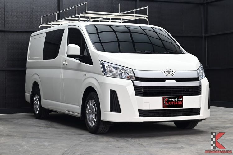 Toyota Hiace 2021 2.8 economy Van ดีเซล ไม่ติดแก๊ส เกียร์ธรรมดา ขาว