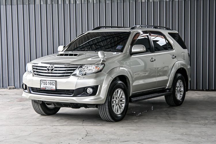 รถ Toyota Fortuner 3.0 V 4WD สี เทา