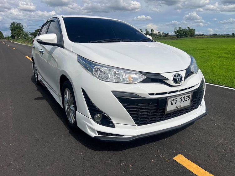รถ Toyota Yaris 1.2 E สี ขาว