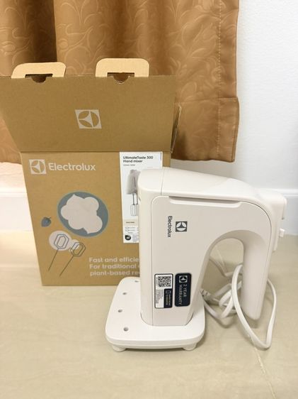 เครื่องผสมอาหารมือถือในภาพคือรุ่น Electrolux UltimateTaste 300