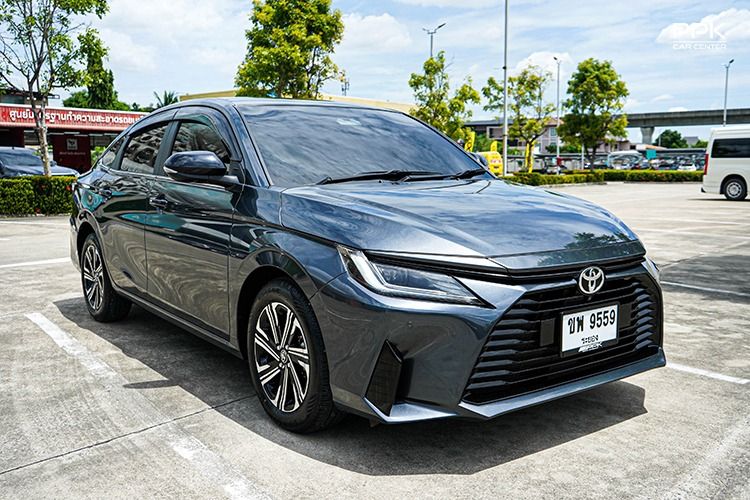 Toyota Yaris ATIV 2025 1.2 Premium Luxury Sedan เบนซิน ไม่ติดแก๊ส เกียร์อัตโนมัติ เทา รูปที่ 3