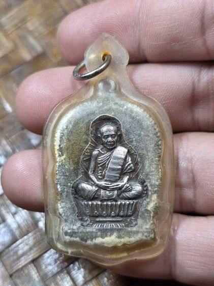 พระเหรียญหลวงปู่ทิมวัดละหารไร่เลี่ยมเก่าๆ
