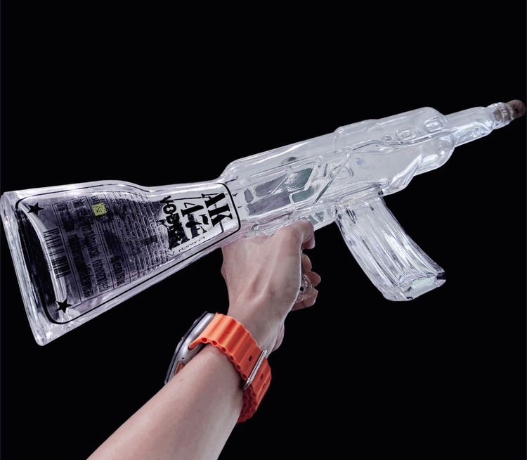 อื่นๆ AK-47 Rifle Shaped Glass Bottle for Premium French Vodka (40% vol capacity)ขวดแก้วรูปทรงปืนไรเฟิล AK-47 Vodka วอดก้าพรีเมียมจากฝรั่งเศส (ความจุ 40% vo