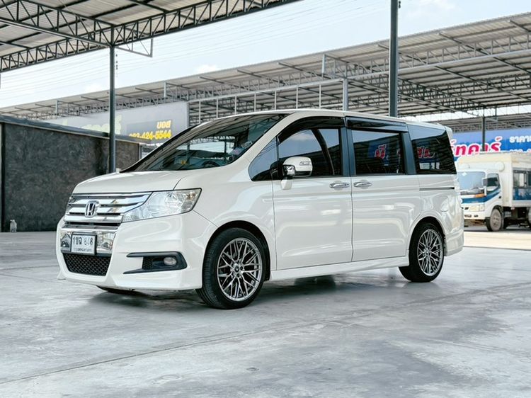 รถ Honda Stepwagon 2.0 JP สี ขาว
