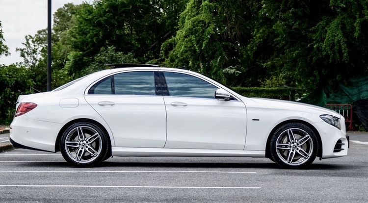 Mercedes-Benz E-Class 2019 E350 AMG Sedan ปลั๊กอินไฮบริด (PHEV) ไม่ติดแก๊ส เกียร์อัตโนมัติ ขาว รูปที่ 4