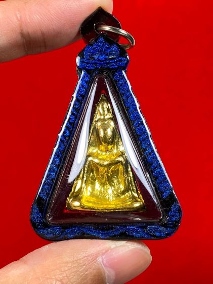 🪀พระนางพญา พิมพ์เข่าโค้ง ลักษณะพุทธศิลป์ เนื้อโลหะทองผสมปิดทอง) เลี่ยมกรอบกันน้ำ